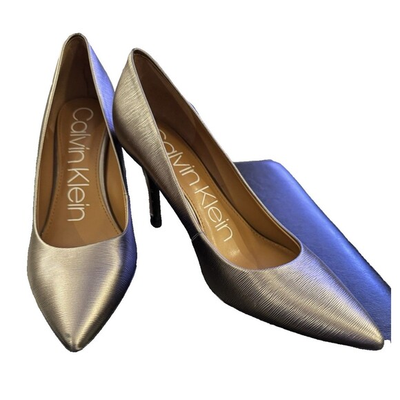 NEW Calvin Klein Gayle Shimmery Platinum Pumps Sz 9.5 Womens Dressy Tiny Flaw - Picture 3 of 12